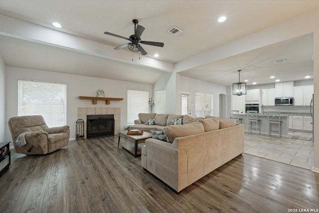 653 LAKE VALLEY DR, La Vernia, TX 78121