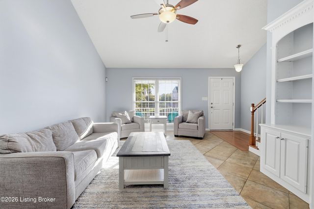 4805 Oak Pointe Dr, Louisville, KY 40245
