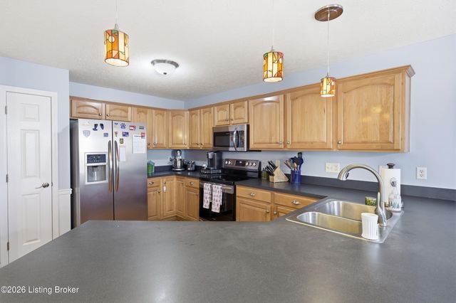 4805 Oak Pointe Dr, Louisville, KY 40245