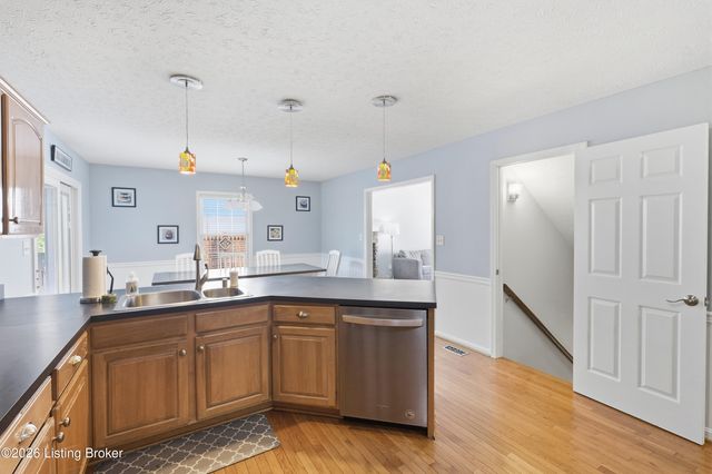 4805 Oak Pointe Dr, Louisville, KY 40245