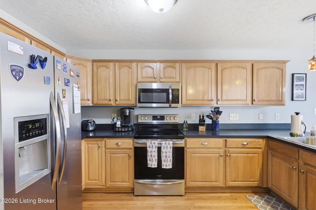 4805 Oak Pointe Dr, Louisville, KY 40245