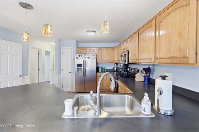 4805 Oak Pointe Dr, Louisville, KY 40245