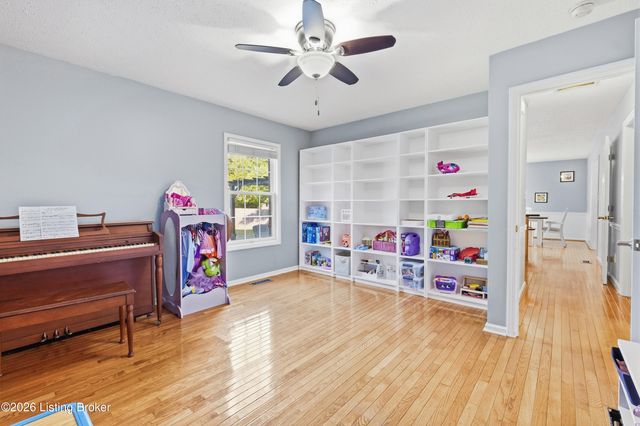 4805 Oak Pointe Dr, Louisville, KY 40245