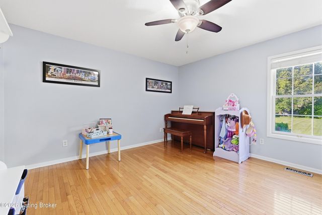 4805 Oak Pointe Dr, Louisville, KY 40245