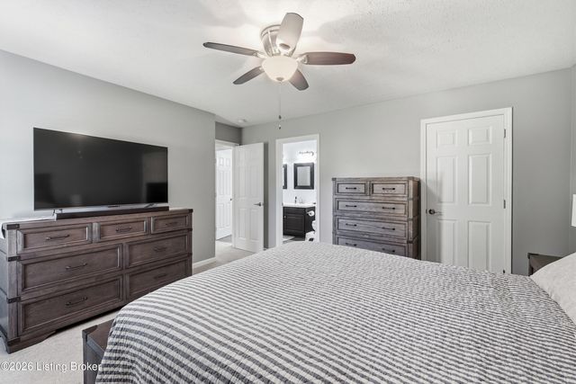 4805 Oak Pointe Dr, Louisville, KY 40245