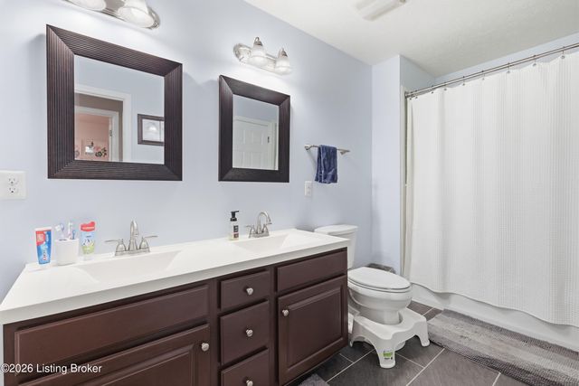 4805 Oak Pointe Dr, Louisville, KY 40245