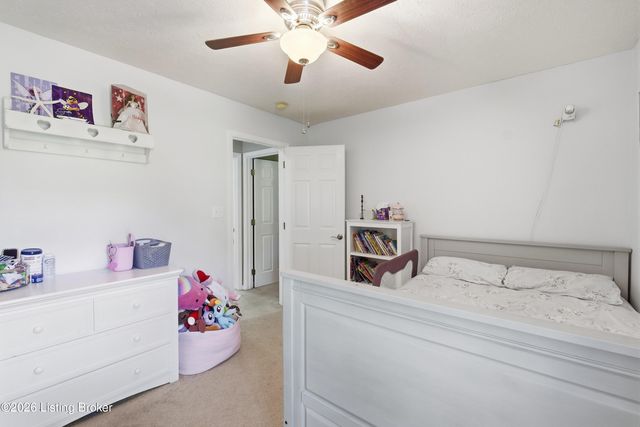 4805 Oak Pointe Dr, Louisville, KY 40245