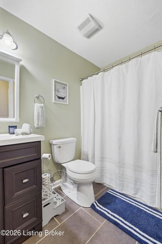 4805 Oak Pointe Dr, Louisville, KY 40245