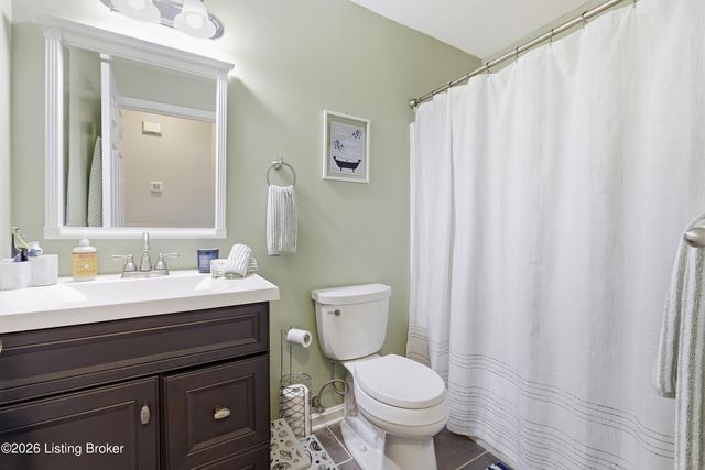 4805 Oak Pointe Dr, Louisville, KY 40245