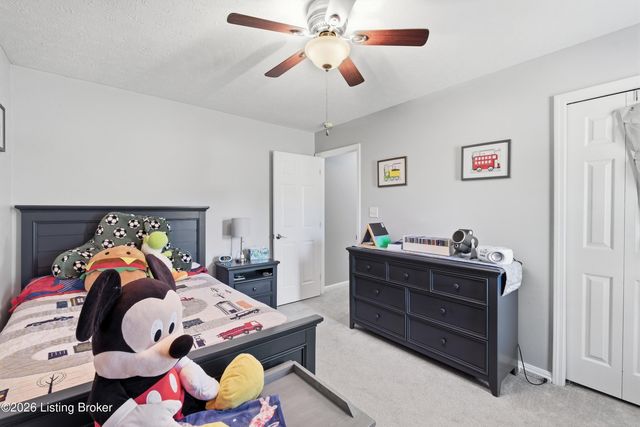 4805 Oak Pointe Dr, Louisville, KY 40245