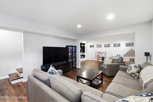 4805 Oak Pointe Dr, Louisville, KY 40245