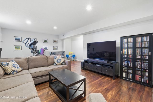 4805 Oak Pointe Dr, Louisville, KY 40245