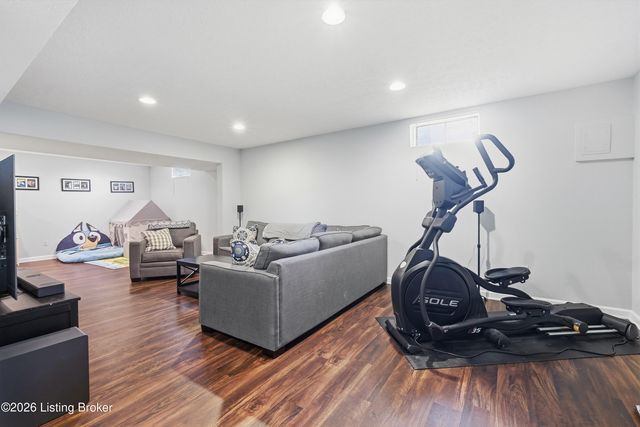 4805 Oak Pointe Dr, Louisville, KY 40245