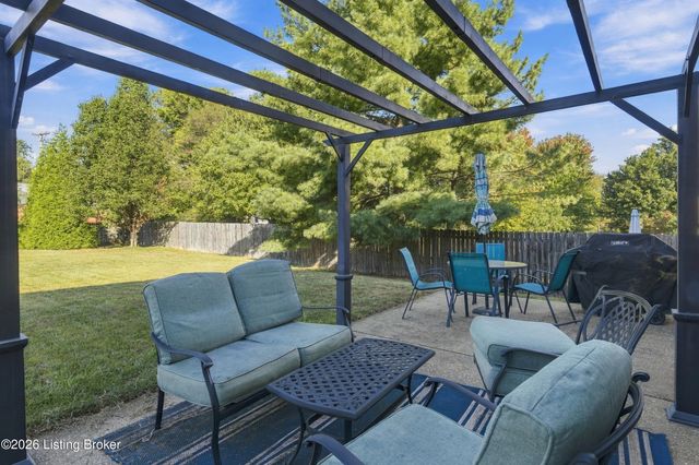 4805 Oak Pointe Dr, Louisville, KY 40245