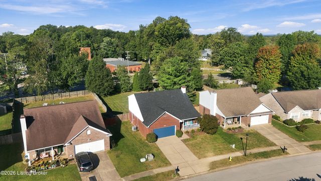 4805 Oak Pointe Dr, Louisville, KY 40245