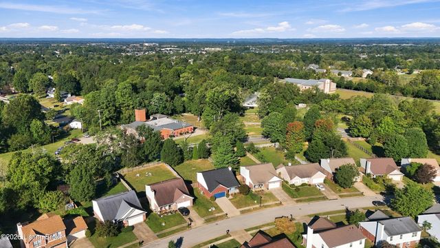 4805 Oak Pointe Dr, Louisville, KY 40245