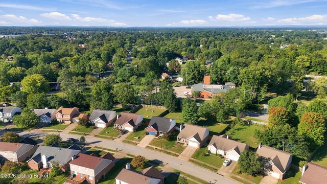 4805 Oak Pointe Dr, Louisville, KY 40245