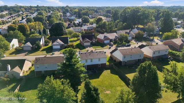 4805 Oak Pointe Dr, Louisville, KY 40245