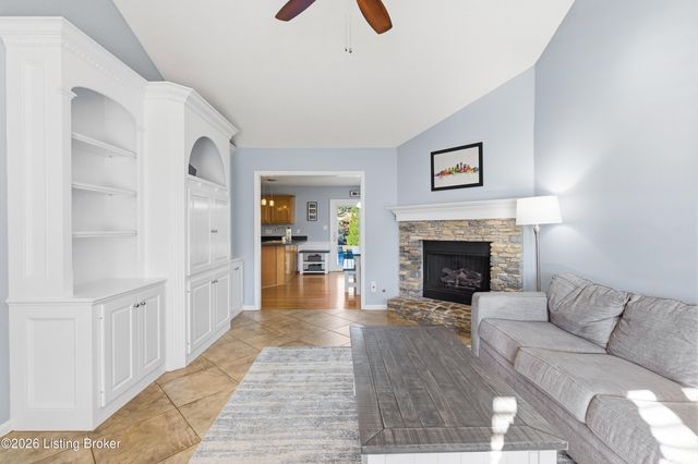 4805 Oak Pointe Dr, Louisville, KY 40245