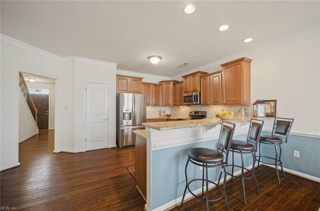 432 Autumn Green LN, Chesapeake, VA 23320