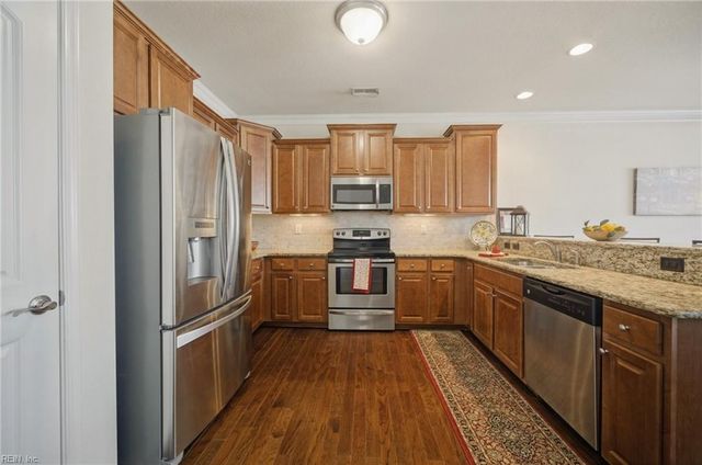 432 Autumn Green LN, Chesapeake, VA 23320