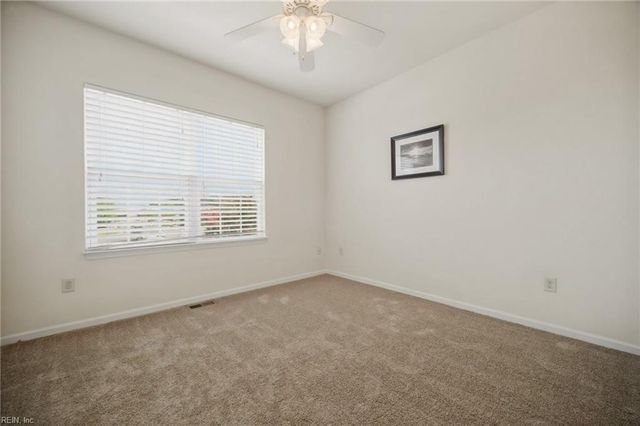 432 Autumn Green LN, Chesapeake, VA 23320