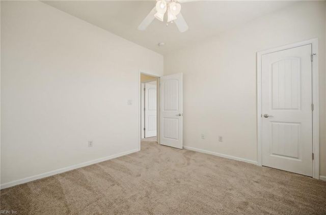 432 Autumn Green LN, Chesapeake, VA 23320