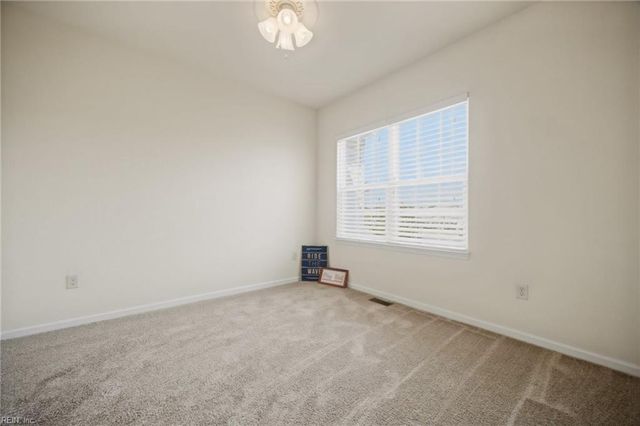 432 Autumn Green LN, Chesapeake, VA 23320