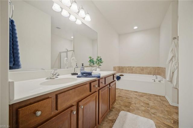 432 Autumn Green LN, Chesapeake, VA 23320