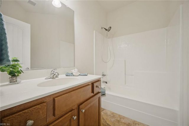432 Autumn Green LN, Chesapeake, VA 23320