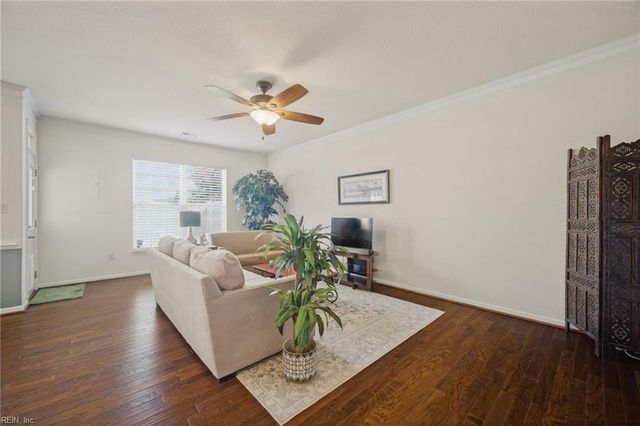 432 Autumn Green LN, Chesapeake, VA 23320
