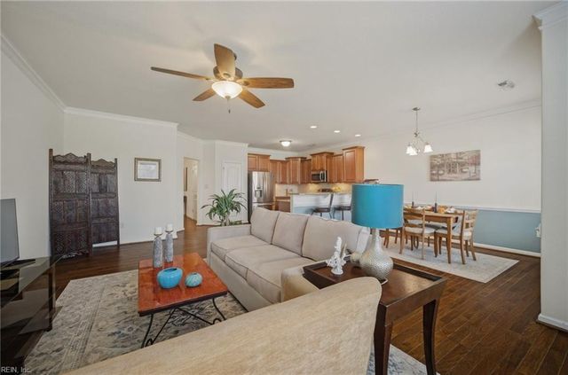 432 Autumn Green LN, Chesapeake, VA 23320