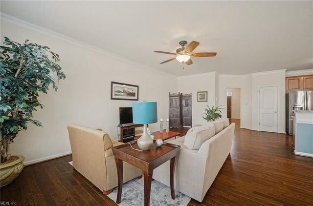 432 Autumn Green LN, Chesapeake, VA 23320