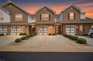 432 Autumn Green LN, Chesapeake, VA 23320