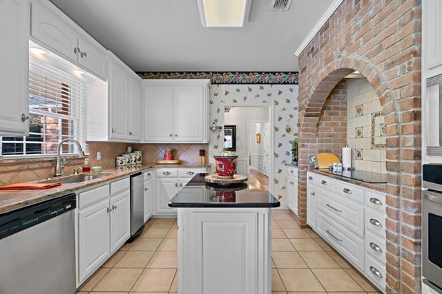 72 Crown Road, Willow Park, TX 76087