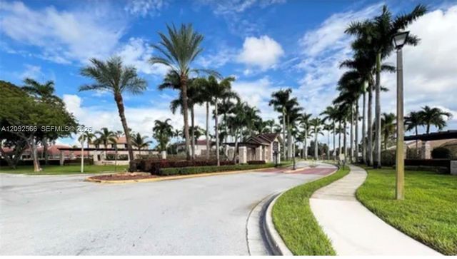 14015 N Forest Oak Circle, Davie, FL 33325