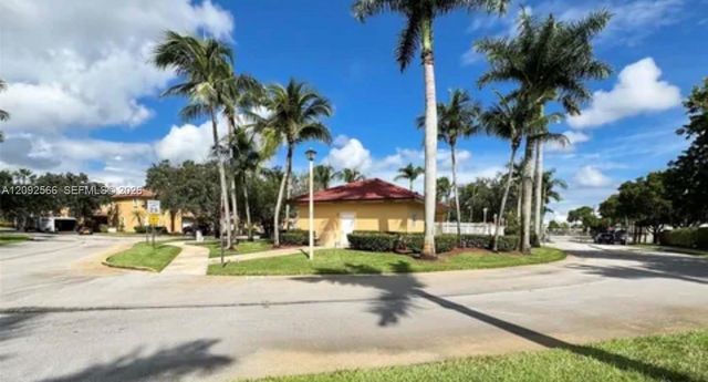 14015 N Forest Oak Circle, Davie, FL 33325