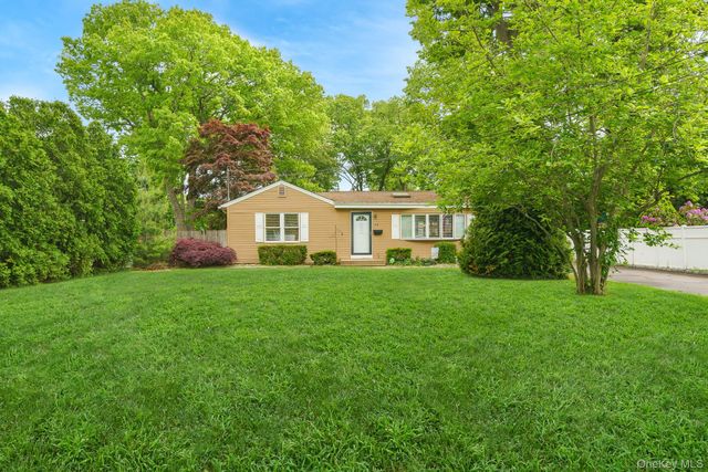 20 Amherst Street, Islip, NY 11751