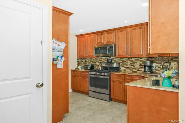 20 Amherst Street, Islip, NY 11751
