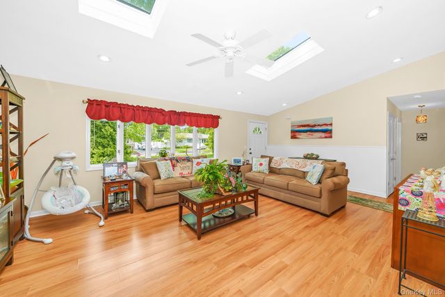 20 Amherst Street, Islip, NY 11751