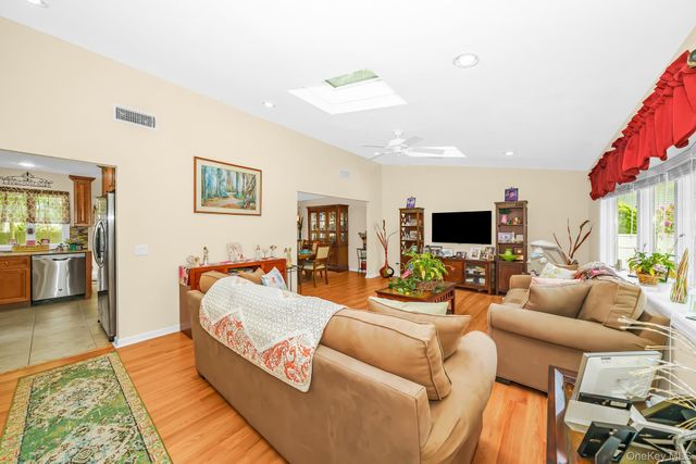 20 Amherst Street, Islip, NY 11751