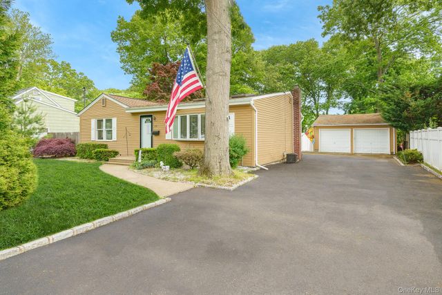 20 Amherst Street, Islip, NY 11751