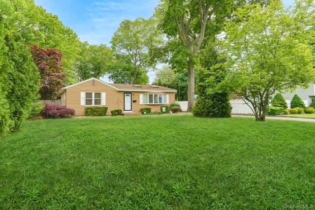 20 Amherst Street, Islip, NY 11751
