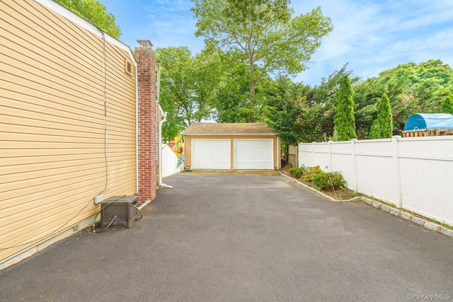 20 Amherst Street, Islip, NY 11751