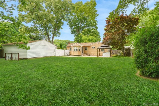 20 Amherst Street, Islip, NY 11751