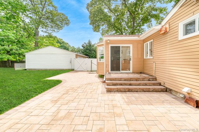 20 Amherst Street, Islip, NY 11751