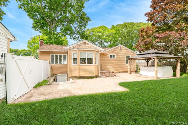 20 Amherst Street, Islip, NY 11751
