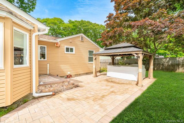 20 Amherst Street, Islip, NY 11751