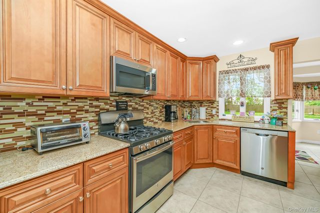 20 Amherst Street, Islip, NY 11751