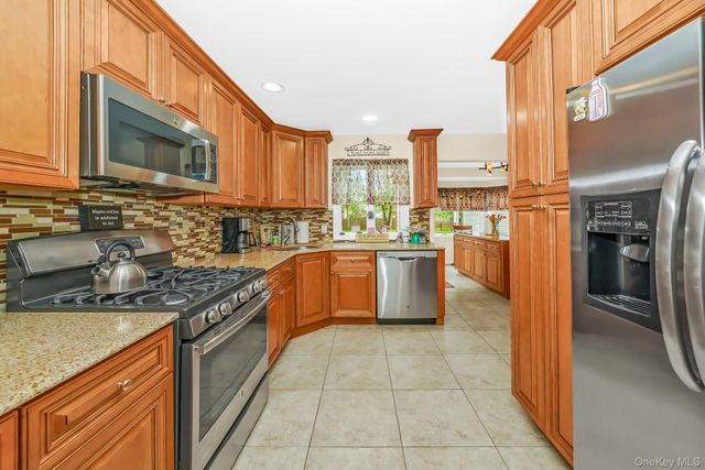 20 Amherst Street, Islip, NY 11751